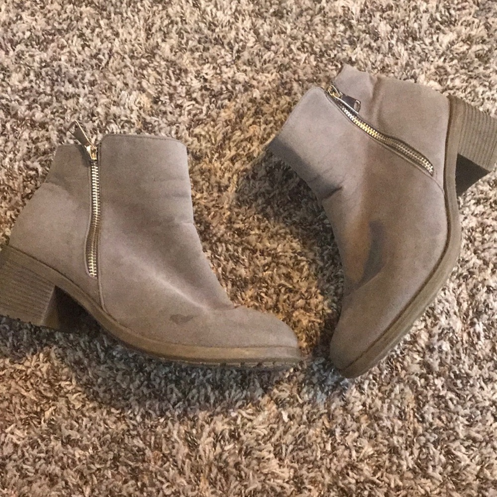 🎉3/$25 Beston Grey Booties size 9